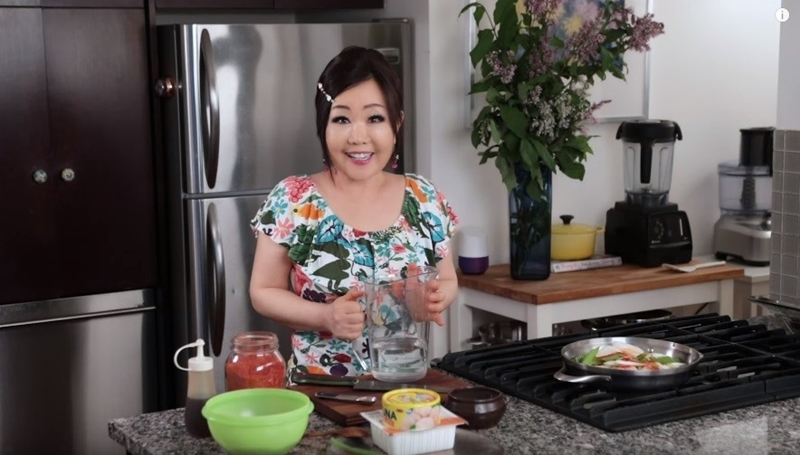 Emily Kim (Korean name Kim Gwang-sook), who runs the uber-popular YouTube channel Maangchi, said in a written interview with Korea.net that she considers it her duty to disseminate easy-to-follow recipes for good Korean food. (Screen capture from Maangchi's YouTube channel)